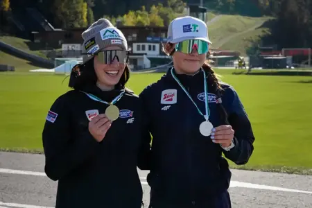 Eisenerzerin kombinierte sich zur Staatsmeisterin Zwei Sportlerinnen präsentieren im Freien ihre Gold- und Bronzemedaillen.