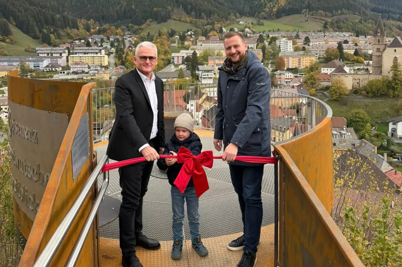 Eisenerz: Der Weitblick des Kommerzialrats Zwei Männer und ein Kind auf einer Aussichtsplattform