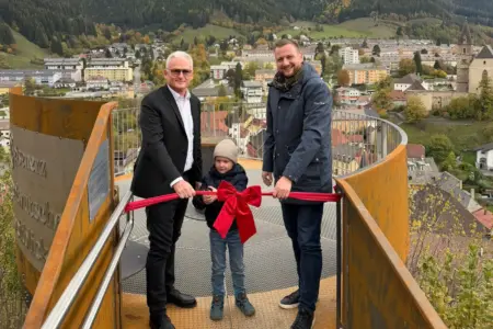 Eisenerz: Der Weitblick des Kommerzialrats Zwei Männer und ein Kind auf einer Aussichtsplattform