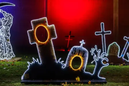 Auf der Mariazeller Bürgeralpe wird es gruselig Ein Friedhof ist mit Lichtern dargestellt.
