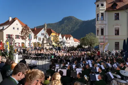 Frohnleiten feierte Geburtstag Ein großer Platz voller Menschen