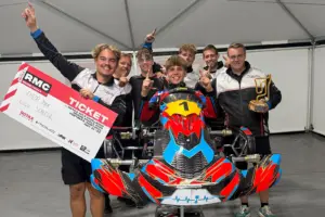 Frohnleitener Kartfahrer ist Mitteleuropa-Meister Großer Jubel bei Luca Schlegl und seinem Team: Der Kartfahrer aus Frohnleiten feiert den Gesamtsieg in der Rotax MAX Challenge 2026 in der Klasse Senior MAX. Stolz präsentieren sie den Siegerpokal und das Ticket für das Weltfinale in Portugal.