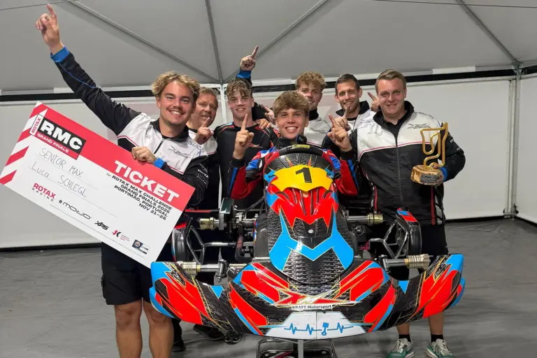 Frohnleitener Kartfahrer ist Mitteleuropa-Meister Großer Jubel bei Luca Schlegl und seinem Team: Der Kartfahrer aus Frohnleiten feiert den Gesamtsieg in der Rotax MAX Challenge 2026 in der Klasse Senior MAX. Stolz präsentieren sie den Siegerpokal und das Ticket für das Weltfinale in Portugal.