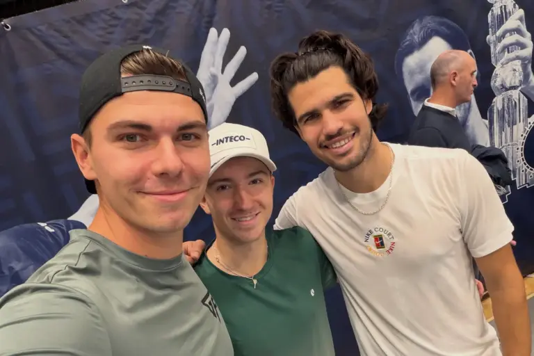 Heimische Tennisspieler im Einsatz mit den Weltbesten in Wien Drei junge Männer stehen lächelnd und mit den Armen umeinander für ein gemeinsames Selfie vor einer dunklen Tennis-Werbewand.