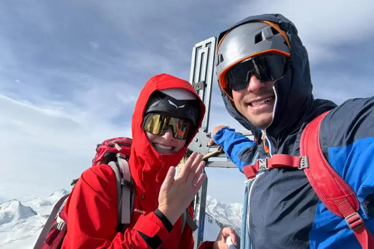 Mürzzuschlag: Ein „Ja“ auf 4545 Meter Eine Frau und ein Mann mit Kapuzen und Gletscherbrillen bei einem Gipfelkreuz, sie trägt einen Ring am Finger