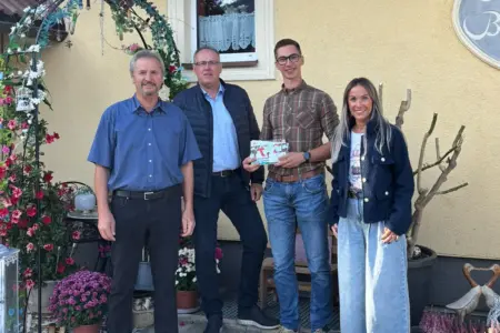 Kinderfreunde Kammern luden zum Oktoberfest Drei Männer und eine Frau stehen vor einem gelben Haus