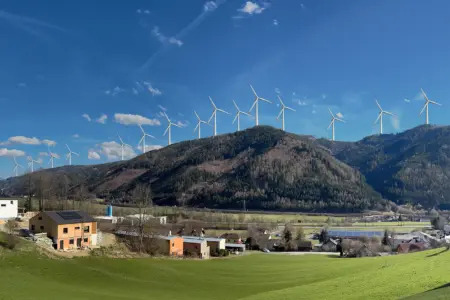 Abgeblasen: Keine Windkraftzone im Liesingtal Fotomontage von Windrädern auf einem Bergrücken oberhalb eines besiedelten Tals