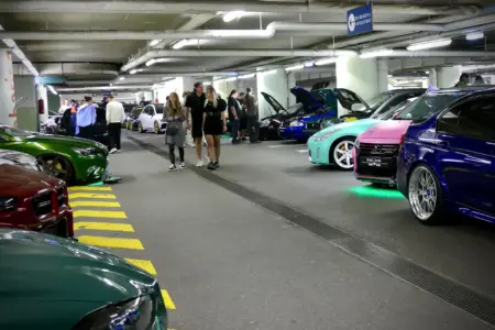 Zahlreiche getunte und individuell gestaltete Autos stehen bei einem gut besuchten Autotreffen in einer Kapfenberger Tiefgarage.