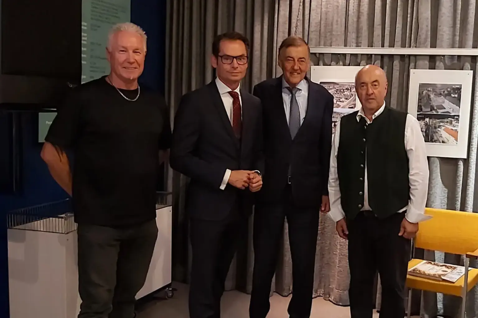 Zwei neue Ehrenmitglieder im Filmklub Kapfenberg Vier Männer stehen stehen vor einer Wand mit Bildern