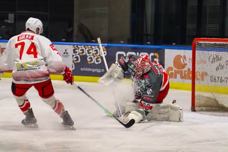 Erste Saisonniederlage für KSV-Eishockey Ein Eishockeyspieler mit der Rückennummer 74 fährt auf das gegnerische Tor zu, während der Tormann eine Abwehrbewegung ausführt.