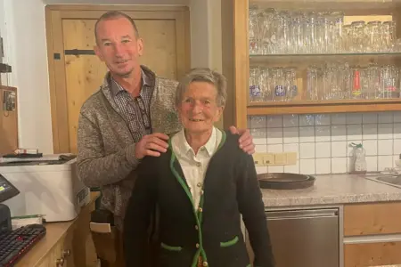 Ein Mann und eine ältere Frau stehen in einer Gaststube