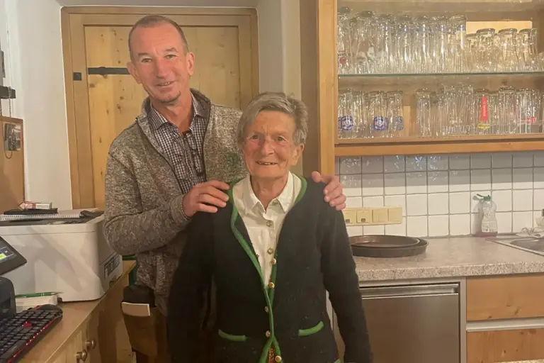 Kapfenberg: Eröffnung von „Schabis Hütte zum Wurmerl“ Ein Mann und eine ältere Frau stehen in einer Gaststube
