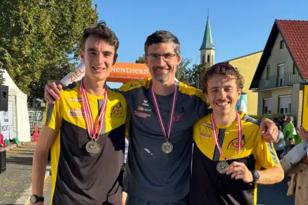 Bronze für KSV-Läufertrio Drei erfolgreiche Leichtathleten des KSV Kapfenberg präsentieren nach einem Bewerb stolz ihre Medaillen. Bei strahlendem Sonnenschein posiert das Trio gemeinsam für ein Erinnerungsfoto.