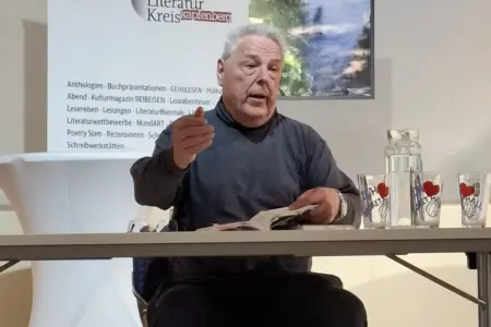 Kapfenberg: Zwei Tage im Zeichen der Literatur Ein älterer Mann sitzt mit einem Buch an einem Tisch