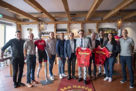 Mitgliederrekord: KSV-Triathlon freut sich über großen Zulauf Eine Gruppe von Menschen steht nebeneinander.