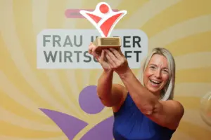 Eine blonde Frau mit einer Trophäe