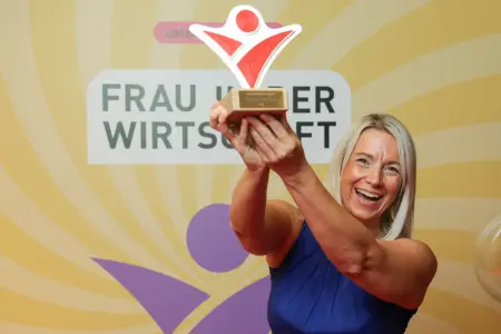 Kindbergerin ist Unternehmerin des Jahres Eine blonde Frau mit einer Trophäe
