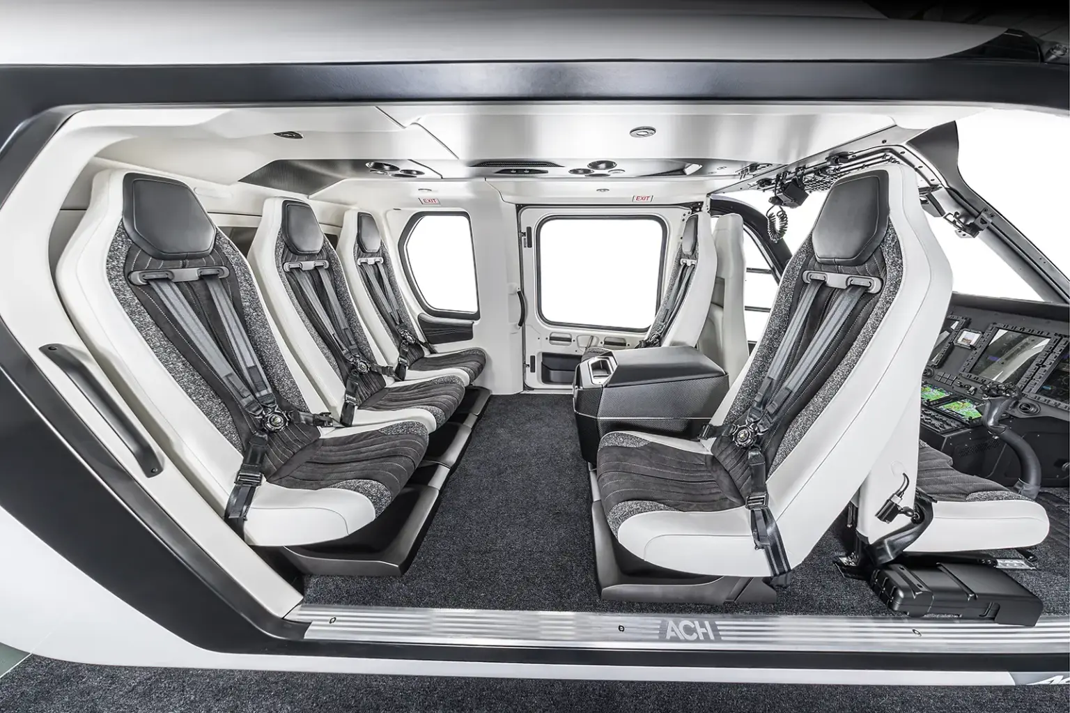 Airbus-Helikopter hebt mit Mürztaler Leichtbau ab Eine luxuriös ausgestattete Helikopter-Kabine mit zwei Pilotensitzen und fünf Passagierplätzen