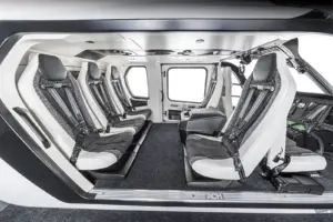 Eine luxuriös ausgestattete Helikopter-Kabine mit zwei Pilotensitzen und fünf Passagierplätzen
