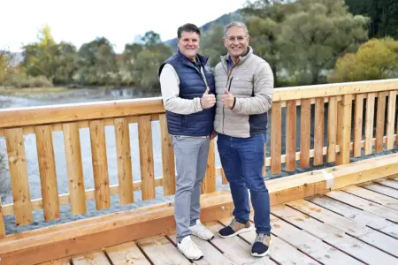 Kraubath, St. Stefan: Chromwerkbrücke wieder offen Zwei Männer stehen mit erhobenen Daumen auf einer Holzbrücke