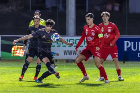 Krieglach und St. Michael erneut erfolgreich Vier Fußballer kämpfen um den Ball.