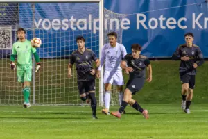 Fünf Fußballer kämpfen um einen Ball.