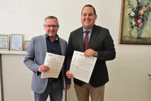 Langenwang: Drei FPÖ-Anträge zur Infrastruktur angenommen Zwei Männer posieren mit Papieren in den Händen