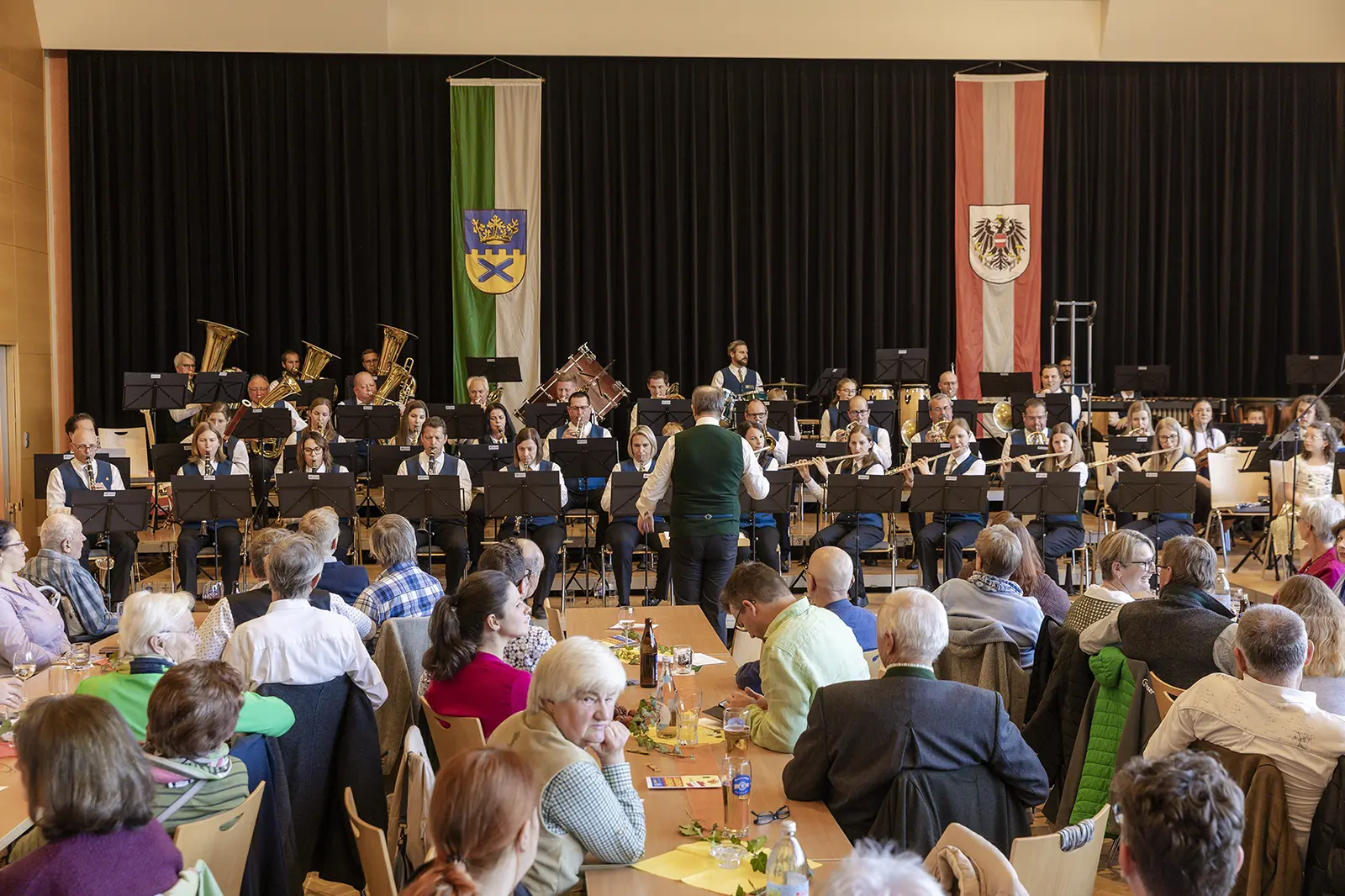 Ein Orchester spielt vor Publikum in einem großen Saal