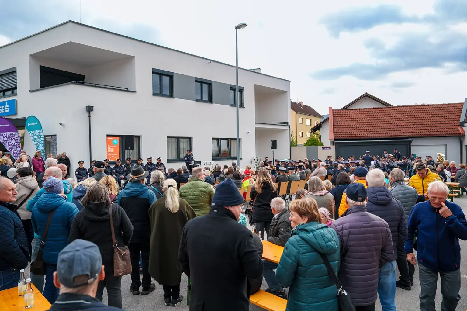 Zahlreiche Personen stehen vor einem Gebäude