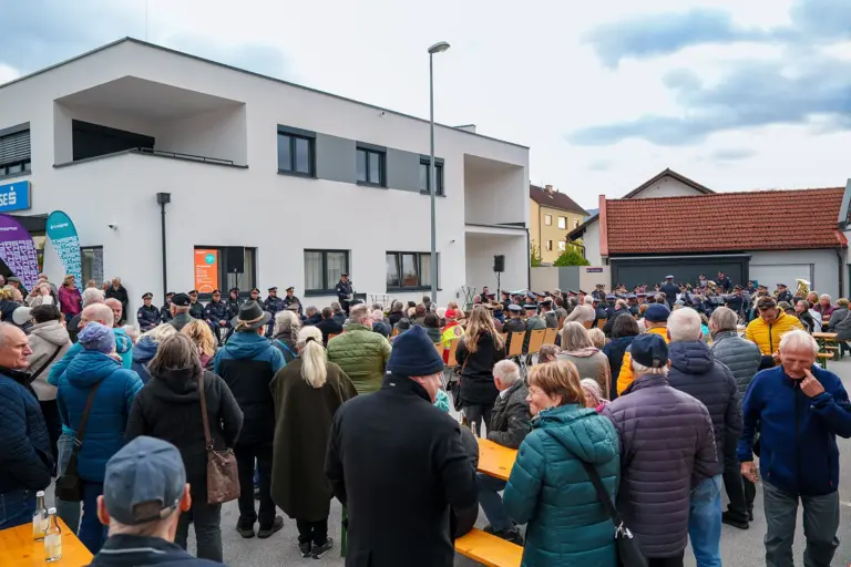 Langenwang: Neues Gebäude feierlich eröffnet Zahlreiche Personen stehen vor einem Gebäude