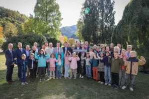 Ein Gruppe von Kindern und Erwachsenen steht in einem Park
