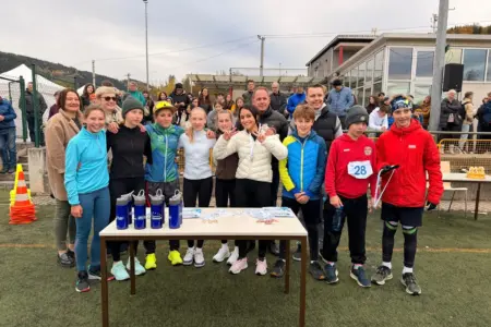 Leoben: 835 Kilometer für den guten Zweck Eine Gruppe von Personen verschiedenen Alters in Sportkleidung steht im Freien an einem Tisch