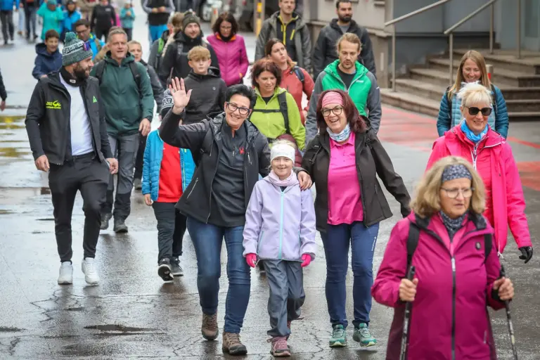 900 marschierten fit in Donawitz Eine Gruppe Fußgänger in herbstlicher Kleidung