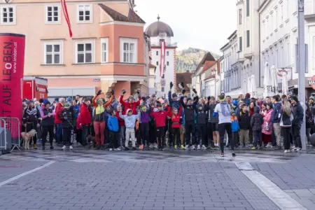 Leoben: Fitmarsch mit zwei Rekorden Eine große Gruppe von Menschen in Wander- und Sportkleidung steht auf einem großen Platz