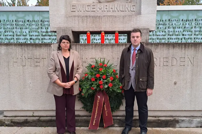 Leoben: Ein Kranz für die Opfer des Faschismus Ein Mann und eine Frau stehen mit einem Kranz vor einem Mahnmal