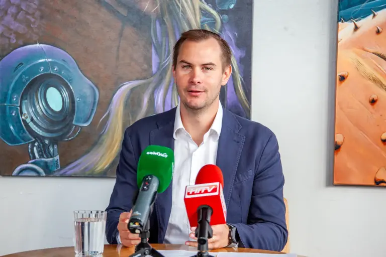 Leobener ÖVP-Chef Lerchbammer tritt zurück Ein mann mit Sakko sitzt an einem Tisch niter zwei Mikrofonen