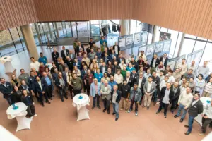 Eine große Gruppe von Personen steht in einem großen Saal