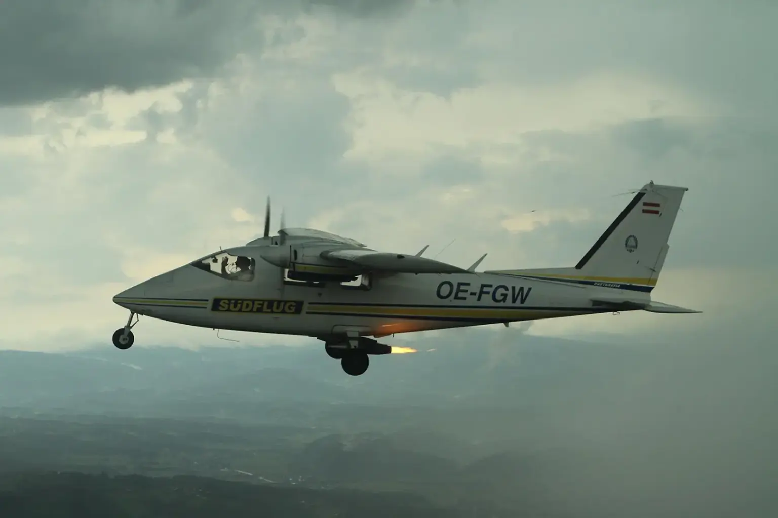 Uni Leoben verbessert die Hagelabwehr Ein Flugzeug mit einem angebauten Gerät fliegt in der Luft
