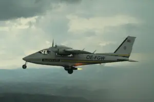 Ein Flugzeug mit einem angebauten Gerät fliegt in der Luft