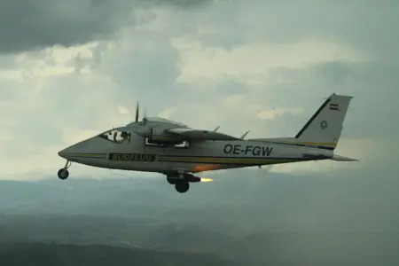 Ein Flugzeug mit einem angebauten Gerät fliegt in der Luft