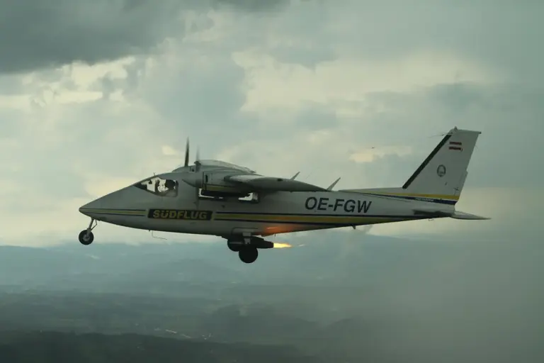 Ein Flugzeug mit einem angebauten Gerät fliegt in der Luft
