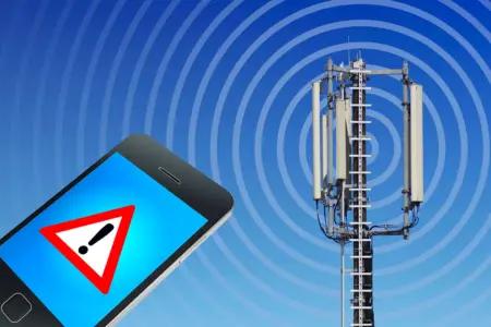 Leoben warnt vor SMS-Betrügern Ein Smartphone vor einem Sendemast