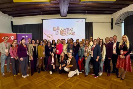 Netzwerktreffen der SPÖ-Frauen in Leoben Eine große Gruppe von Personen steht vor einer Leinwand in einem großen Saal