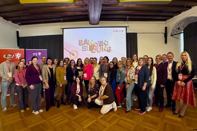 Netzwerktreffen der SPÖ-Frauen in Leoben Eine große Gruppe von Personen steht vor einer Leinwand in einem großen Saal