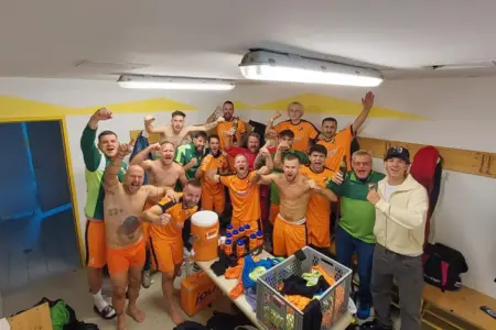 Mariazeller mit Derbysieg, Turnau geht unter Der UFC Mariazell jubelt in der Kabine.