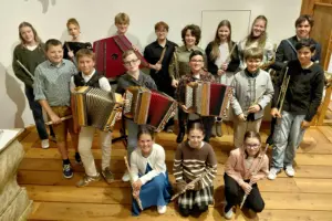 Eine Gruppe von Kinder und Jugendlichen posiert mit Musikinstrumenten