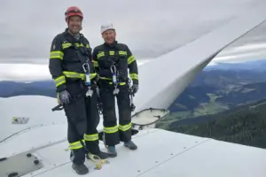 Mürztal: Feuerwehrübung in 120 Metern Höhe Zwei Männer in Schutzausrüstung stehen auf dem Dach eines Windrades