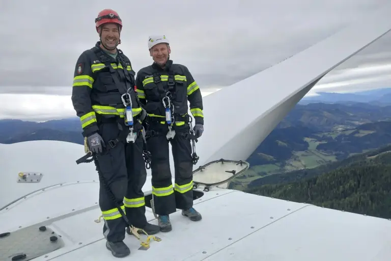 Mürztal: Feuerwehrübung in 120 Metern Höhe Zwei Männer in Schutzausrüstung stehen auf dem Dach eines Windrades