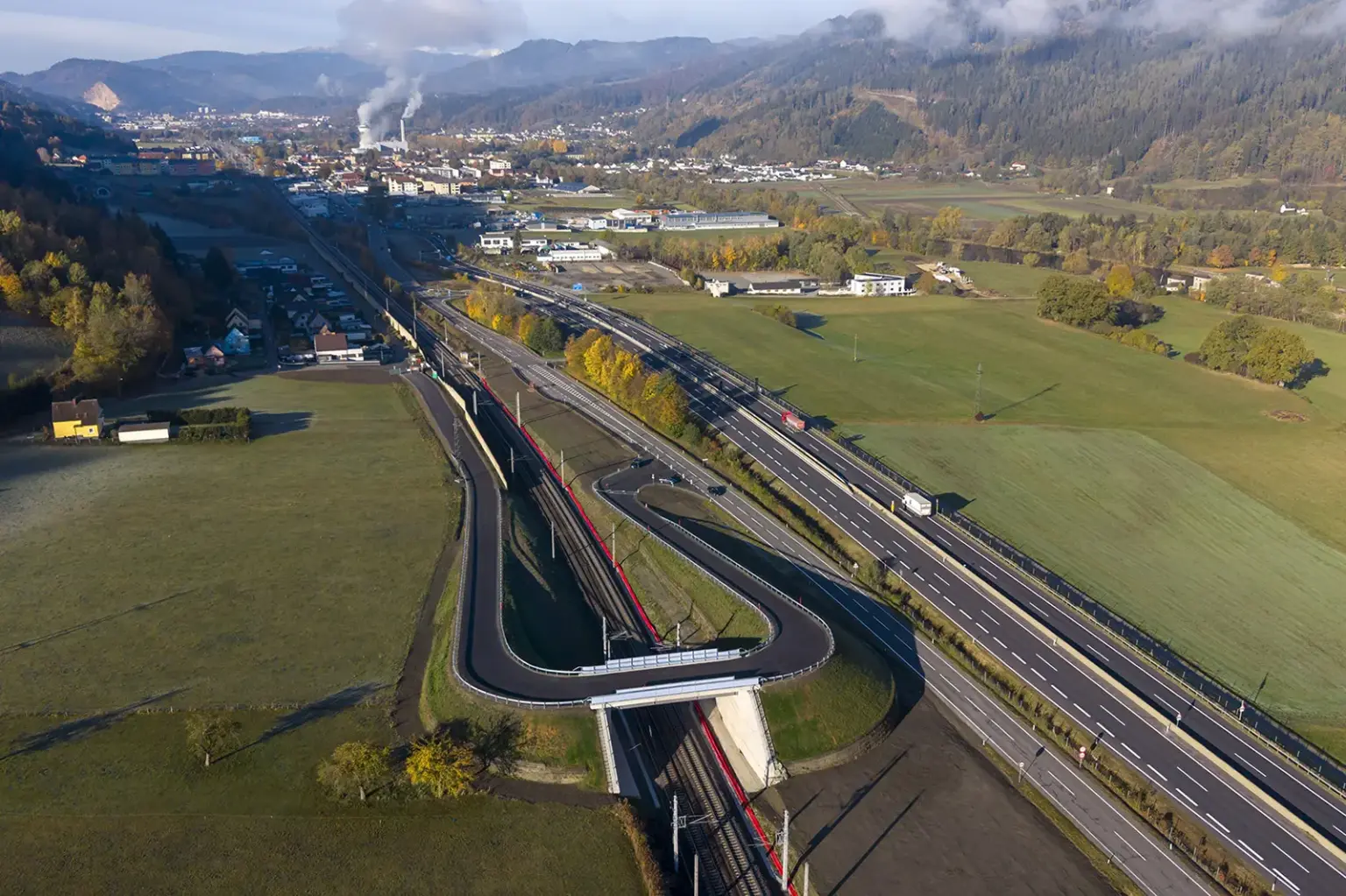 Niklasdorf: Neue Brücke wird eröffnet Eine Brücke über eine Bahnstrecke mit einer Ortschaft im Hintergrund