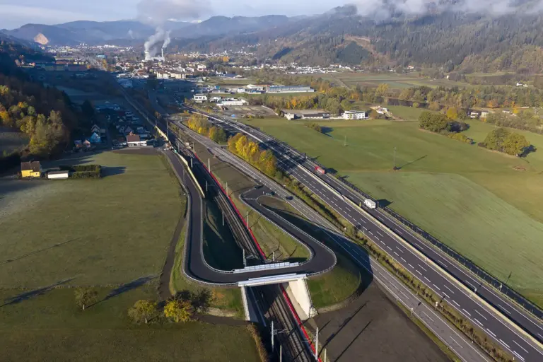 Niklasdorf: Neue Brücke wird eröffnet Eine Brücke über eine Bahnstrecke mit einer Ortschaft im Hintergrund